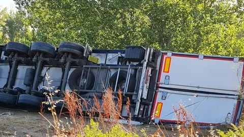 Imagen del camión volcado en la madrugada de este miércoles en en la LE-11, en la glorieta del punto limpio de León.