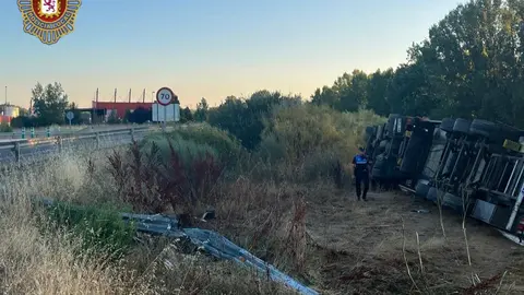 Imagen del camión volcado en la madrugada de este miércoles en en la LE-11, en la glorieta del punto limpio de León. Foto: Policía Local.