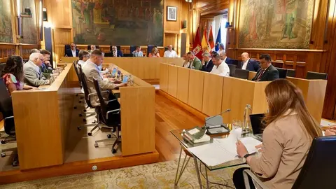 Pleno ordinario de la Diputación de León, en cuyo orden del día se encuentra la toma de posesión de dos nuevos diputados. Foto: Campillo.