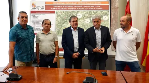 El director general de Carreteras e Infraestructuras, Jesús Puerta, presenta las obras de la carretera LE-213. Foto: Campillo.