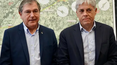 El director general de Carreteras e Infraestructuras, Jesús Puerta, presenta las obras de la carretera LE-213. Foto: Campillo.