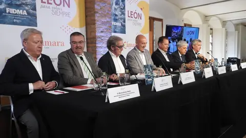 Acto de presentación de la 68 edición de la Feria Internacional de Muestras de Asturias, con la participación de los presidentes de las Cámaras de Comercio de León y Gijón, Javier Vega y Félix Bargaño; el alcalde de León, José Antonio Diez; el delegado territorial de la Junta, Eduardo Diego; el vicepresidente de la Diputación, Roberto Aller, y el director general de la Feria, Álvaro Alonso, entre otros.