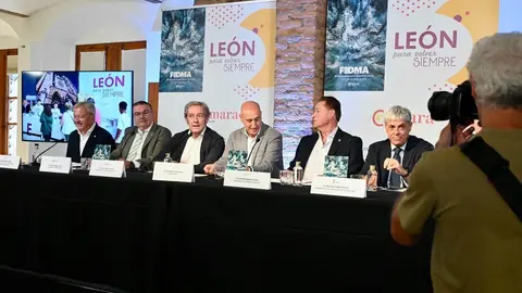 Acto de presentación de la 68 edición de la Feria Internacional de Muestras de Asturias, con la participación de los presidentes de las Cámaras de Comercio de León y Gijón, Javier Vega y Félix Bargaño; el alcalde de León, José Antonio Diez; el delegado territorial de la Junta, Eduardo Diego; el vicepresidente de la Diputación, Roberto Aller, y el director general de la Feria, Álvaro Alonso, entre otros.