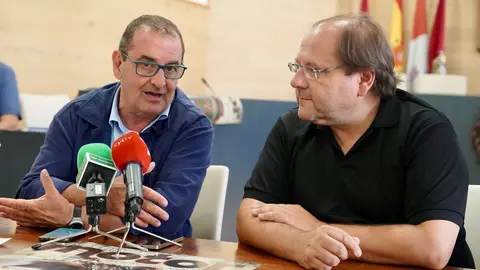 El alcalde de La Bañeza, Javier Carrera, el director de Comunicación de Caja Rural, Narciso Prieto, y representantes de La 8 León presentan la retransmisión del Gran Premio de Velocidad Ciudad de La Bañeza. Foto: Campillo.