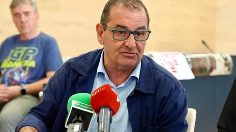 El alcalde de La Bañeza, Javier Carrera, el director de Comunicación de Caja Rural, Narciso Prieto, y representantes de La 8 León presentan la retransmisión del Gran Premio de Velocidad Ciudad de La Bañeza. Foto: Campillo.