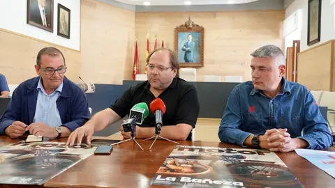 El alcalde de La Bañeza, Javier Carrera, el director de Comunicación de Caja Rural, Narciso Prieto, y representantes de La 8 León presentan la retransmisión del Gran Premio de Velocidad Ciudad de La Bañeza. Foto: Campillo.