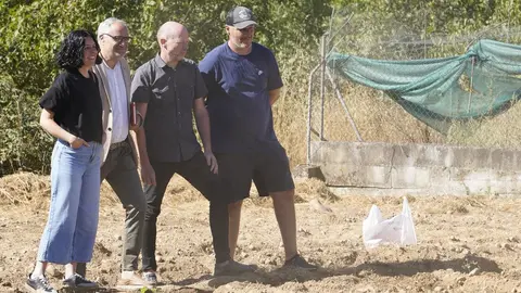 El presidente del Consejo Comarcal del Bierzo, Olegario Ramón, junto a la consejera comarcal de Formación y Empleo, Laura Fernández, el concejal de Acción Rural de Carracedelo, Daniel Morán, y el gerente de Alimentos de Calidad del Bierzo, Pablo Linares, durante la presentación del programa 'Agromentoring'. Foto: César Sánchez.