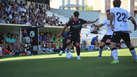 Un momento del partido entre la Cultural y el Burgos en El Plantío, primer test serio del verano para los leoneses. Foto: Isaac Llamazares.