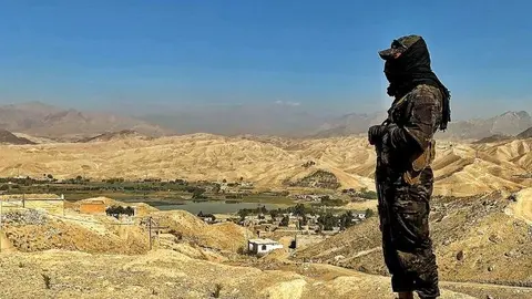 Un soldado talibán hace guardia en las montañas de Sorobi. Foto: Alfonso F. Reca