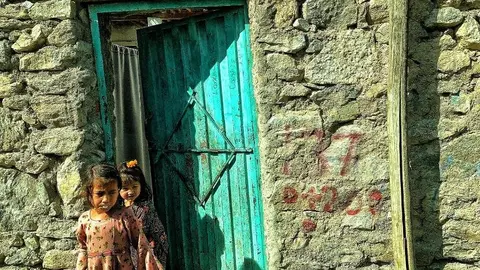 Dos niñas afganas a la puerta de su casa en la provincia de Sorobi. Foto: Alfonso F. Reca