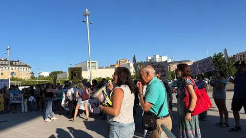 Las protestas contra la planta de biomasa en Puente Castro este miércoles ante la Junta.