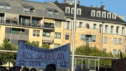 Las protestas contra la planta de biomasa en Puente Castro este miércoles ante la Junta.