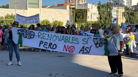 Las protestas contra la planta de biomasa en Puente Castro este miércoles ante la Junta.