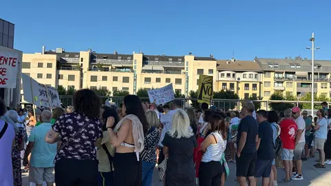 Las protestas contra la planta de biomasa en Puente Castro este miércoles ante la Junta.