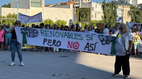 Las protestas contra la planta de biomasa en Puente Castro este miércoles ante la Junta.