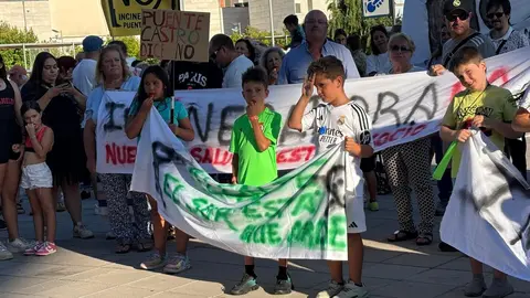 Las protestas contra la planta de biomasa en Puente Castro este miércoles ante la Junta.