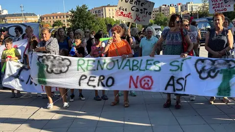 Las protestas contra la planta de biomasa en Puente Castro este miércoles ante la Junta.