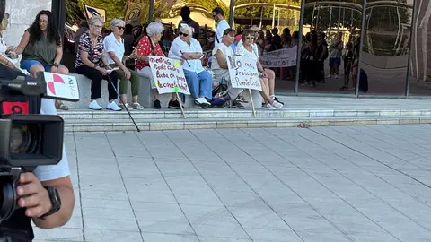 Las protestas contra la planta de biomasa en Puente Castro este miércoles ante la Junta.