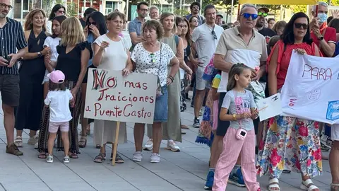 Las protestas contra la planta de biomasa en Puente Castro este miércoles ante la Junta.