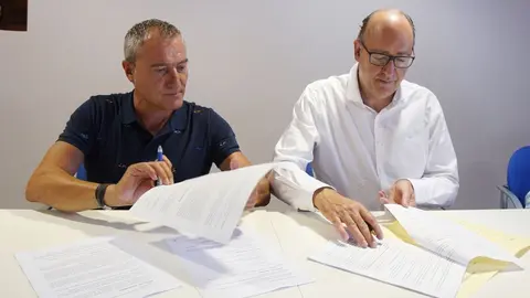 El secretario general de FICA-UGT en el Bierzo, Jorge Díez (I), junto al presidente de la patronal de la pizarra, Eliseo López (D), durante la firma del convenio de la pizarra de Castilla y León. Foto: César Sánchez.