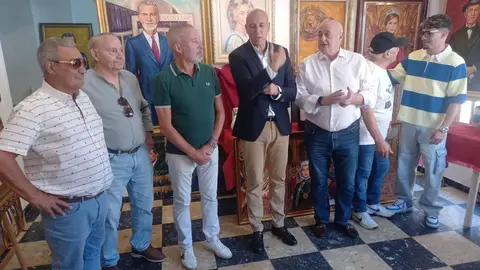 Luis Zotes ha homenajeado a los campeones de boxeo leoneses con la entrega a los mismos de unas originales botellas con sus retratos.