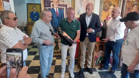 Luis Zotes ha homenajeado a los campeones de boxeo leoneses con la entrega a los mismos de unas originales botellas con sus retratos.