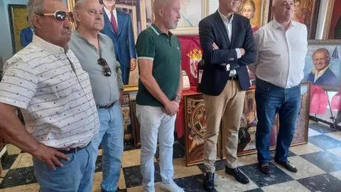 Luis Zotes ha homenajeado a los campeones de boxeo leoneses con la entrega a los mismos de unas originales botellas con sus retratos.