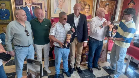 Luis Zotes ha homenajeado a los campeones de boxeo leoneses con la entrega a los mismos de unas originales botellas con sus retratos.