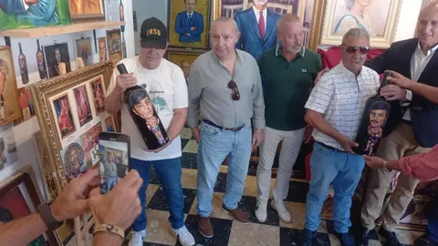 Luis Zotes ha homenajeado a los campeones de boxeo leoneses con la entrega a los mismos de unas originales botellas con sus retratos.