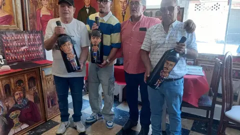 Luis Zotes ha homenajeado a los campeones de boxeo leoneses con la entrega a los mismos de unas originales botellas con sus retratos.