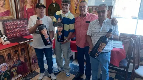 Luis Zotes ha homenajeado a los campeones de boxeo leoneses con la entrega a los mismos de unas originales botellas con sus retratos.