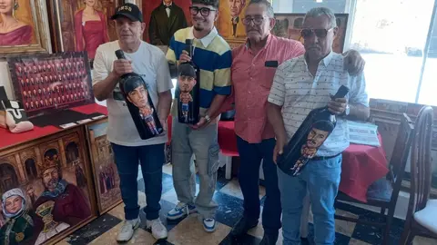 Luis Zotes ha homenajeado a los campeones de boxeo leoneses con la entrega a los mismos de unas originales botellas con sus retratos.
