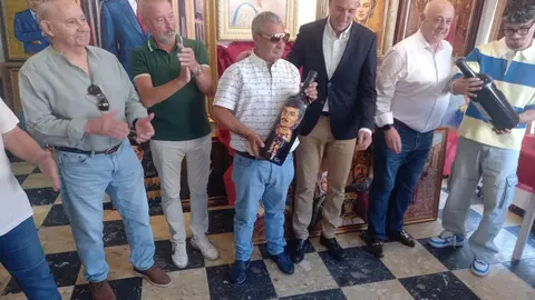 Luis Zotes ha homenajeado a los campeones de boxeo leoneses con la entrega a los mismos de unas originales botellas con sus retratos.