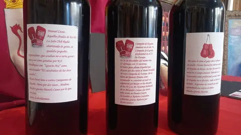 Luis Zotes ha homenajeado a los campeones de boxeo leoneses con la entrega a los mismos de unas originales botellas con sus retratos.