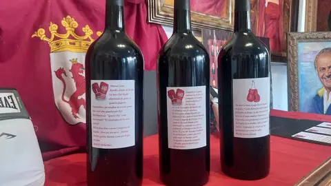 Luis Zotes ha homenajeado a los campeones de boxeo leoneses con la entrega a los mismos de unas originales botellas con sus retratos.