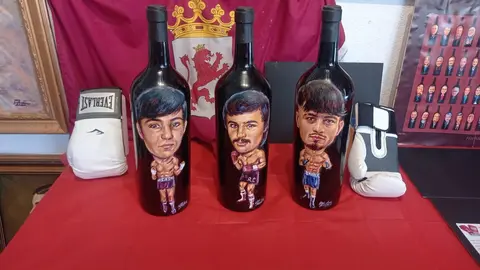 Luis Zotes ha homenajeado a los campeones de boxeo leoneses con la entrega a los mismos de unas originales botellas con sus retratos.