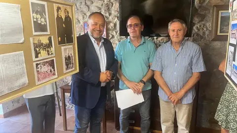 Un filandón rinde homenaje a la escuela rural en La Mata del Curueño.
