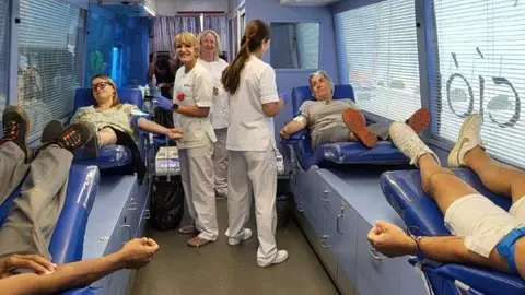 Patatas Hijolusa se vuelca con la donación de sangre: más de 30 empleados responden al llamamiento.