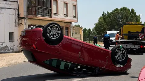 Aparatoso accidente sin heridos en la carretera Alfageme de San Andrés del Rabanedo. Foto: Marga Calvo