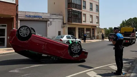 Aparatoso accidente sin heridos en la carretera Alfageme de San Andrés del Rabanedo. Foto: Marga Calvo