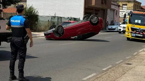 Aparatoso accidente sin heridos en la carretera Alfageme de San Andrés del Rabanedo. Foto: Marga Calvo