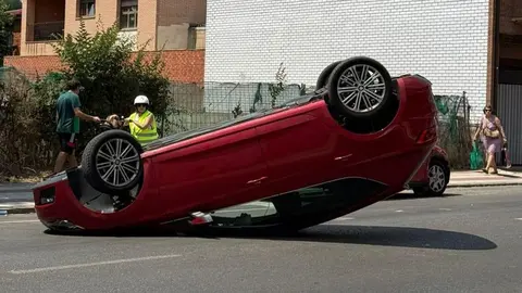 Aparatoso accidente sin heridos en la carretera Alfageme de San Andrés del Rabanedo. Foto: Marga Calvo