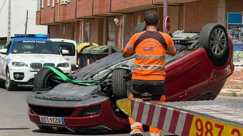 Aparatoso accidente sin heridos en la carretera Alfageme de San Andrés del Rabanedo. Foto: Marga Calvo
