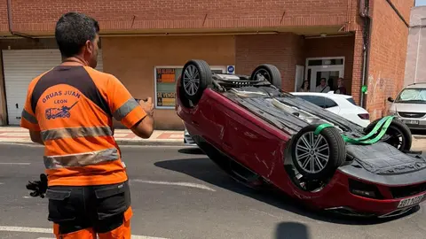 Aparatoso accidente sin heridos en la carretera Alfageme de San Andrés del Rabanedo. Foto: Marga Calvo