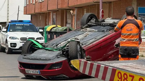 Aparatoso accidente sin heridos en la carretera Alfageme de San Andrés del Rabanedo. Foto: Marga Calvo