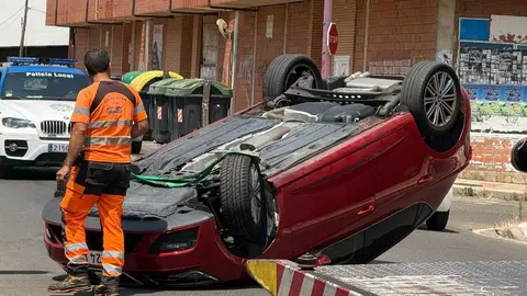 Aparatoso accidente sin heridos en la carretera Alfageme de San Andrés del Rabanedo. Foto: Marga Calvo