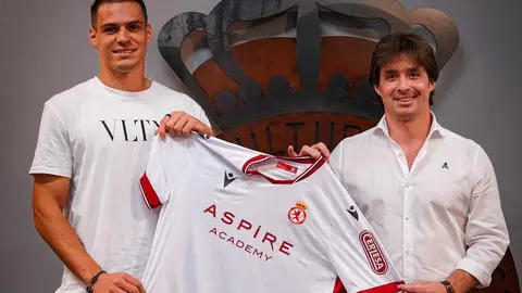 La Cultural y Deportiva Leonesa ha oficializado este viernes la incorporación de dos jugadores con visión muy ofensiva, Collado y Paraschiv. Ambos ya conocen las instalaciones culturalistas. Fotos: CyDLeonesa
