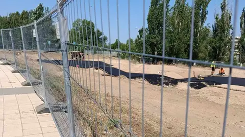 La pista, con 505 metros de recorrido y diseñada para todas las edades, avanza a buen ritmo y posicionará al barrio leonés como referente autonómico en esta disciplina