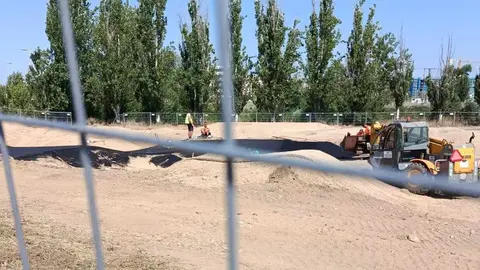 La pista, con 505 metros de recorrido y diseñada para todas las edades, avanza a buen ritmo y posicionará al barrio leonés como referente autonómico en esta disciplina