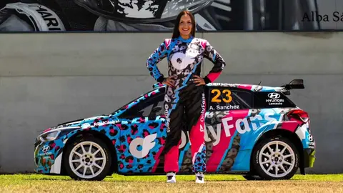 La piloto leonesa presenta en León la nueva decoración de su Hyundai i20 N5 y la equipación del equipo, respaldada por la fidelidad de sus patrocinadores y su incansable dedicación